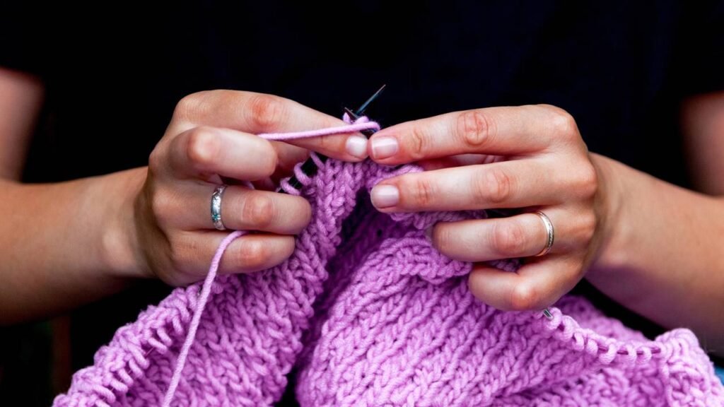 Com apenas fio e agulha você cria um cachecol elegante que valoriza qualquer roupa