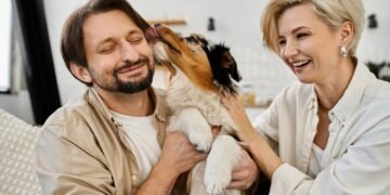 Parece carinho, mas é risco; veterinário explica por que evitar os beijos do seu cão