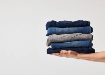 Adeus leggings! A calça dos anos 90 volta repaginada e promete dominar 2025