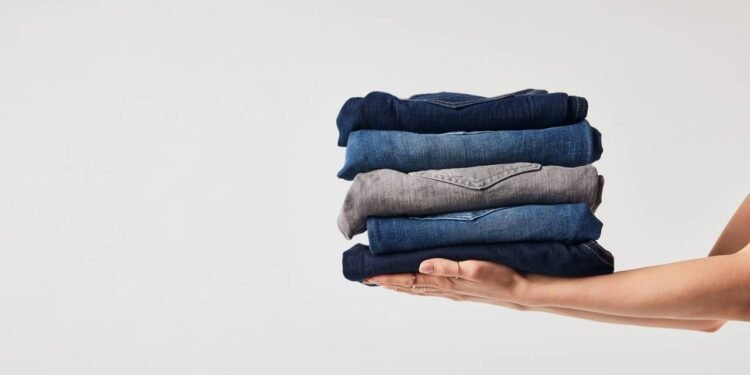 Adeus leggings! A calça dos anos 90 volta repaginada e promete dominar 2025