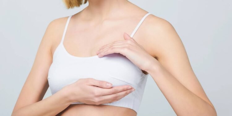 Realizar a mamografia anualmente é um cuidado fundamental com a saúde da mulher - Créditos: depositphotos.com / AllaSerebrina