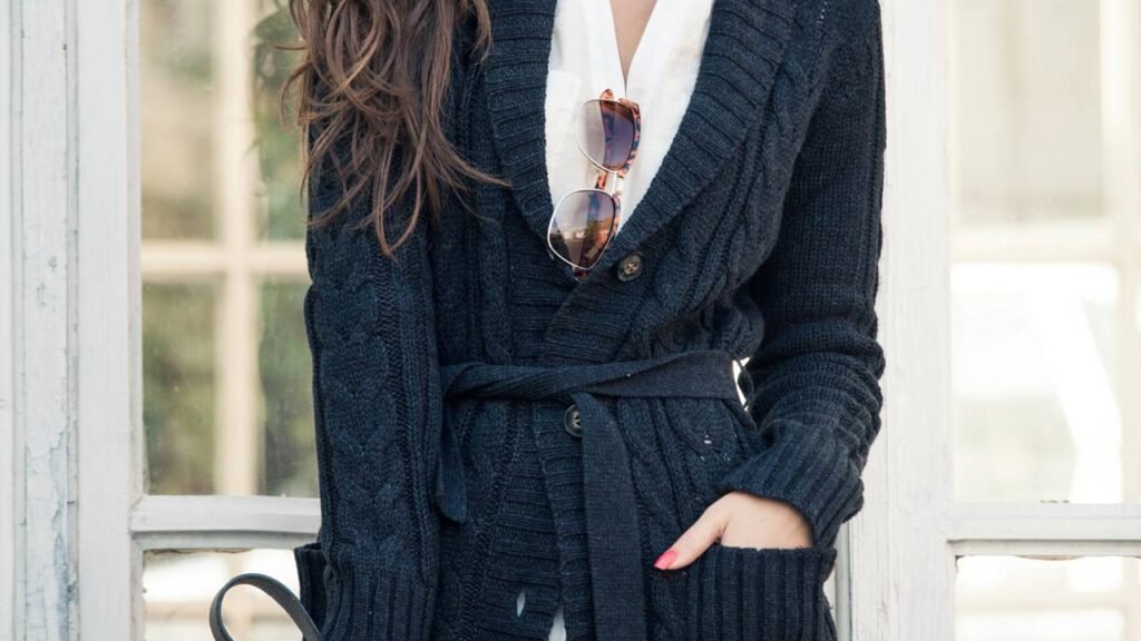 4 formas modernas de usar cardigan sem perder a maestria