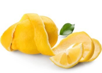 Não jogue casca de limão fora, elas têm um poder de limpeza que você não imagina