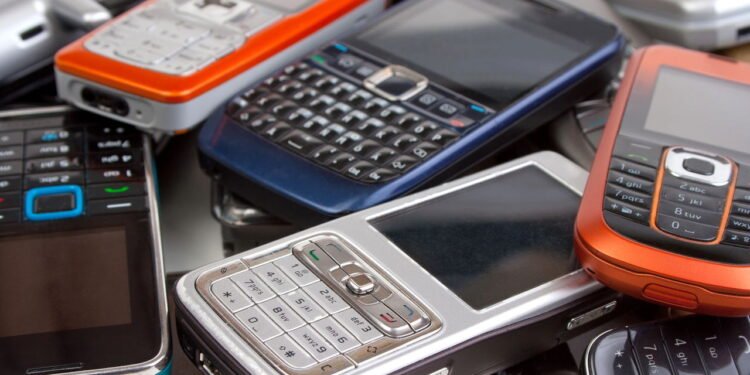 Celulares antigos podem valer dinheiro -  Créditos: depositphotos.com / arskajuhani