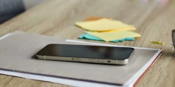 Você não percebe, mas o jeito como coloca o celular diz muito sobre a pessoa