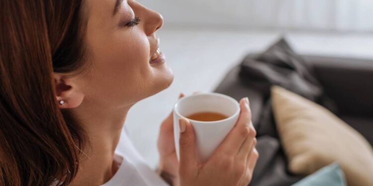 O chá de louro é considerado seguro para a maioria das pessoas quando consumido com moderação - Créditos: depositphotos.com / HayDmitriy