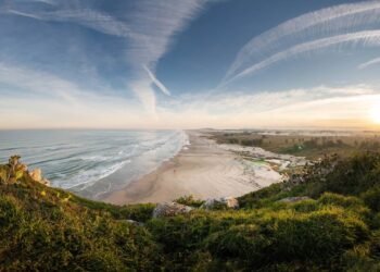Essa cidade do RS tem praia, falésias incríveis e clima perfeito pra curtir em qualquer estação