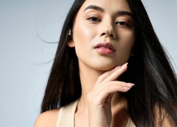 A nova invenção de Kim Kardashian promete afinar o rosto, mas há um alerta