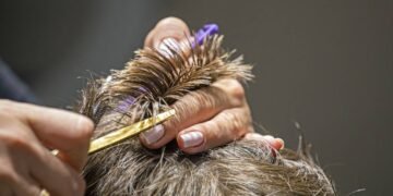 Esse novo tipo de corte está rejuvenescendo mulheres sem precisar de química