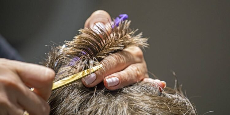 Esse novo tipo de corte está rejuvenescendo mulheres sem precisar de química