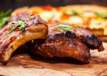 Costela assada no forno que fica macia, dourada por fora e derretendo por dentro