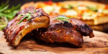 Costela assada no forno que fica macia, dourada por fora e derretendo por dentro