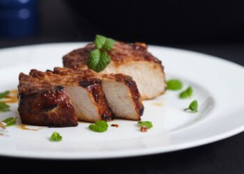 A maneira mais fácil de cozinhar costeletas de porco, segundo uma chef de cozinha