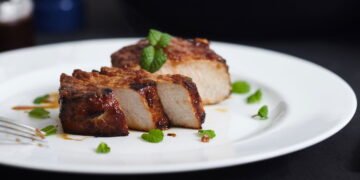 A maneira mais fácil de cozinhar costeletas de porco, segundo uma chef de cozinha