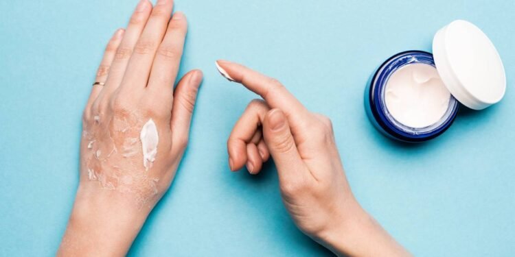 Mãos rejuvenescidas com truques e produtos de dermatologista - Créditos: depositphotos.com / VadimVasenin