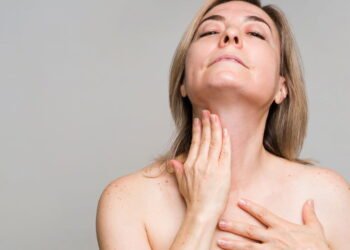 Cremes para pescoço e colo muito eficazes para cuidar da pele acima dos 60 anos