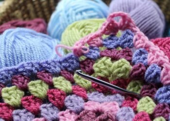 Sousplat de crochê é tendência na decoração da mesa com beleza, praticidade e toque artesanal