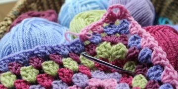 Sousplat de crochê é tendência na decoração da mesa com beleza, praticidade e toque artesanal