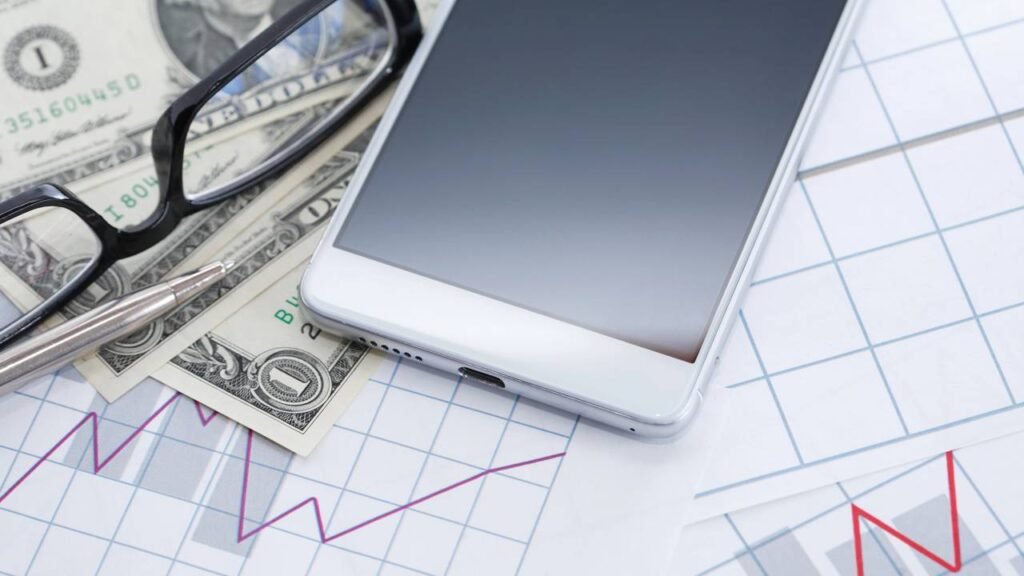 Entenda por que o dólar mexe com o preço de celular, TV e outros aparelhos