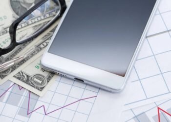 Entenda por que o dólar mexe com o preço de celular, TV e outros aparelhos