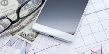 Entenda por que o dólar mexe com o preço de celular, TV e outros aparelhos