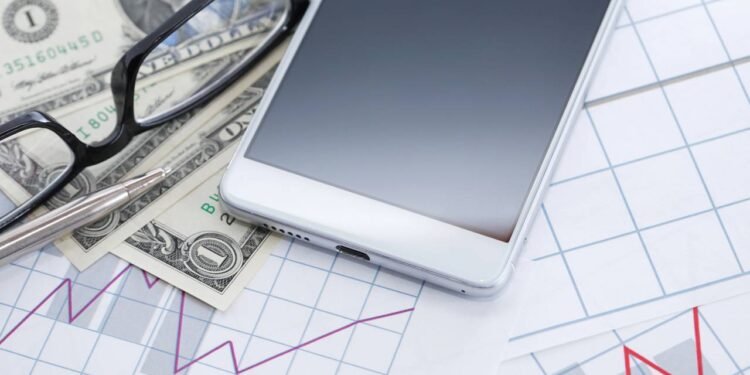 Entenda por que o dólar mexe com o preço de celular, TV e outros aparelhos