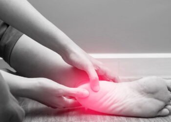 Meu ortopedista ensinou esse jeito fácil de acabar com a dor no calcanhar logo nos primeiros passos do dia