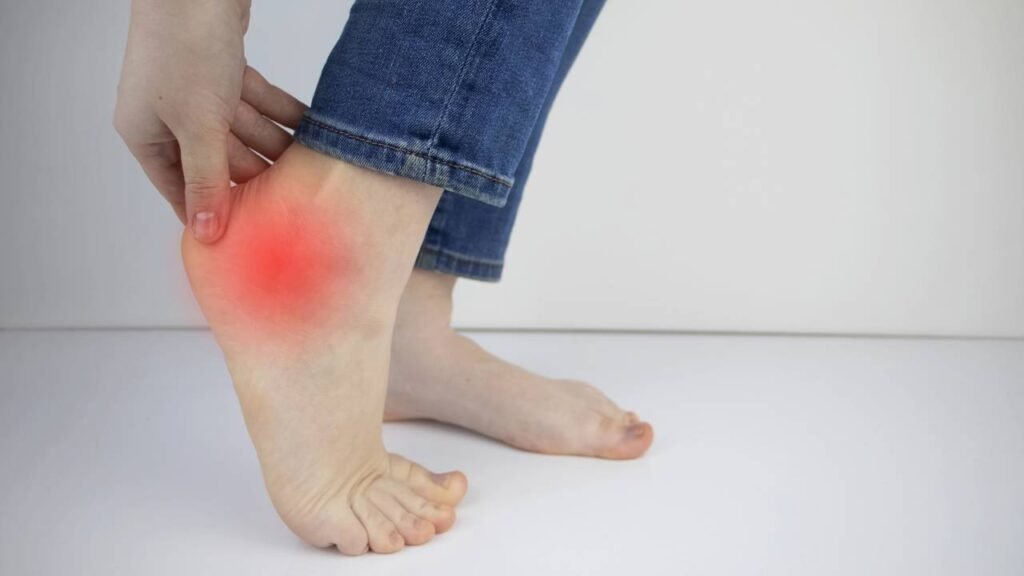 Dor no calcanhar pode diminuir usando palmilhas e fazendo alongamentos