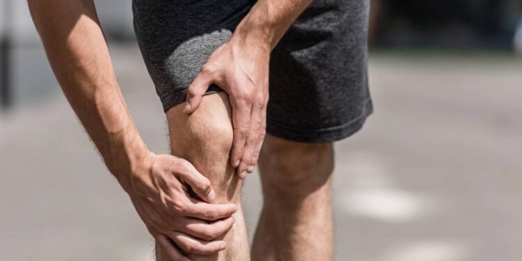 Comecei a fortalecer o joelho em casa e nunca mais senti aquela dor chata ao andar