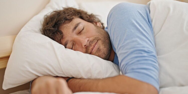 Tomar um banho quente ou usar meias para dormir reduz a temperatura do corpo - Créditos: depositphotos.com / Krakenimages.com