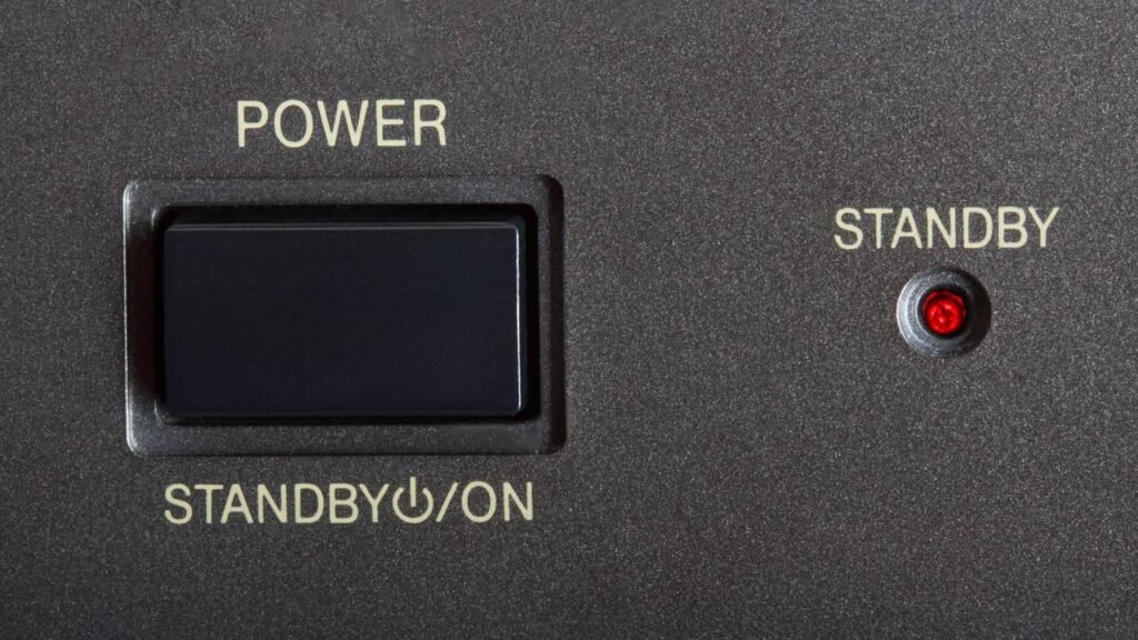 O vilão é o standby! Como a luzinha vermelha some com seu dinheiro