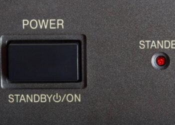 O vilão é o standby! Como a luzinha vermelha some com seu dinheiro