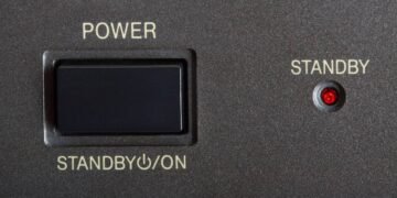 O vilão é o standby! Como a luzinha vermelha some com seu dinheiro