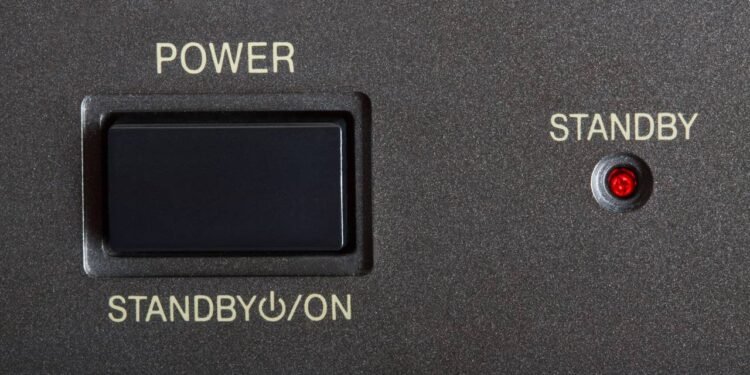 O vilão é o standby! Como a luzinha vermelha some com seu dinheiro