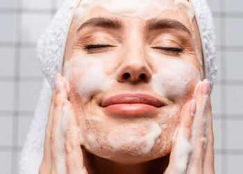 Como fazer esfoliação facial em casa e conquistar uma pele de salão