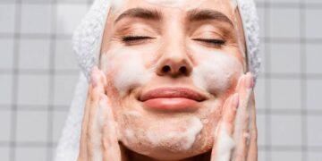 Como fazer esfoliação facial em casa e conquistar uma pele de salão