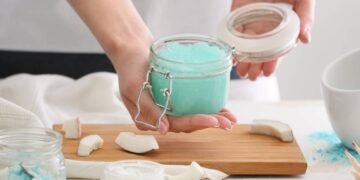 Como fazer uma esfoliação caseira para as mãos e remover a pele morta