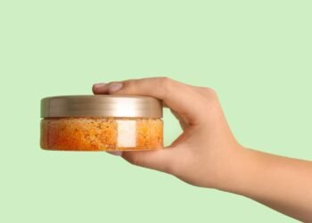 Faça em casa um esfoliante corporal com ervas da sua varanda e sinta a diferença