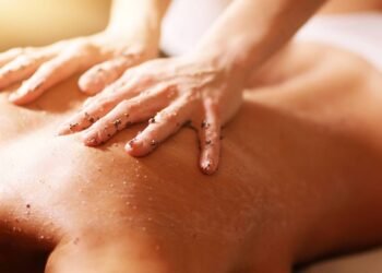 O esfoliante caseiro que deixa a pele lisinha e super hidratada