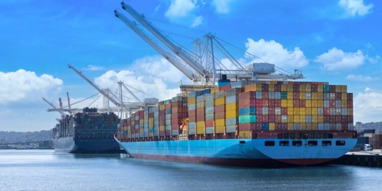 Navio de carga de exportação lotado de containers - Créditos: depositphotos.com / eskystudio