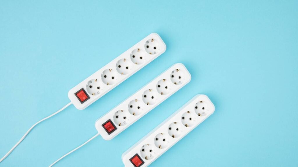 Esse erro simples em tomadas antigas tem causado prejuízos em todo o país