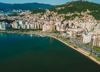 Viver perto do mar com segurança e oportunidade profissional é possível nessa cidade