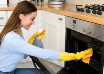 Por que forno e micro-ondas atraem baratas e o que fazer agora