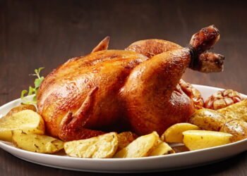 Receita de frango com batata que suja pouca louça e serve a família toda