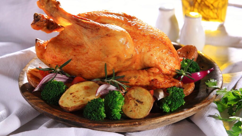 Receita de frango com batata que suja pouca louça e serve a família toda