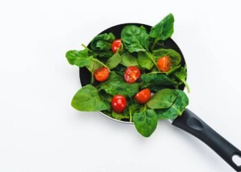 O verdadeiro uso do buraco na frigideira que quase ninguém sabe