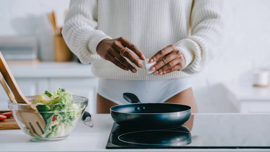 O verdadeiro uso do buraco na frigideira que quase ninguém sabe