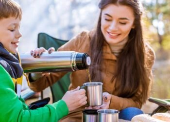 Tomar mate ao ar livre fica mais fácil com a garrafa térmica movida a sol