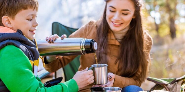 Tomar mate ao ar livre fica mais fácil com a garrafa térmica movida a sol