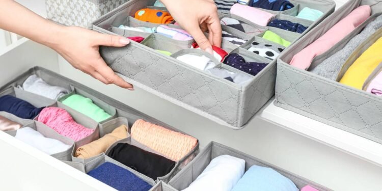 O hábito de separar cada tipo de roupa reduz doenças de pele - Créditos: depositphotos.com / serezniy